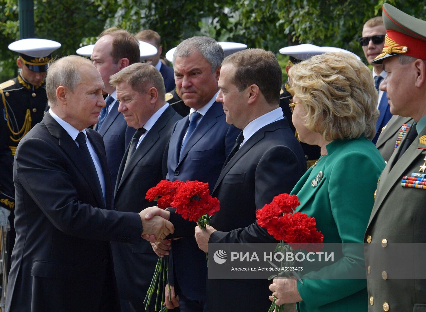 Президент РФ В. Путин и премьер-министр РФ Д. Медведев приняли участие в церемонии возложения венков к Могиле Неизвестного Солдата