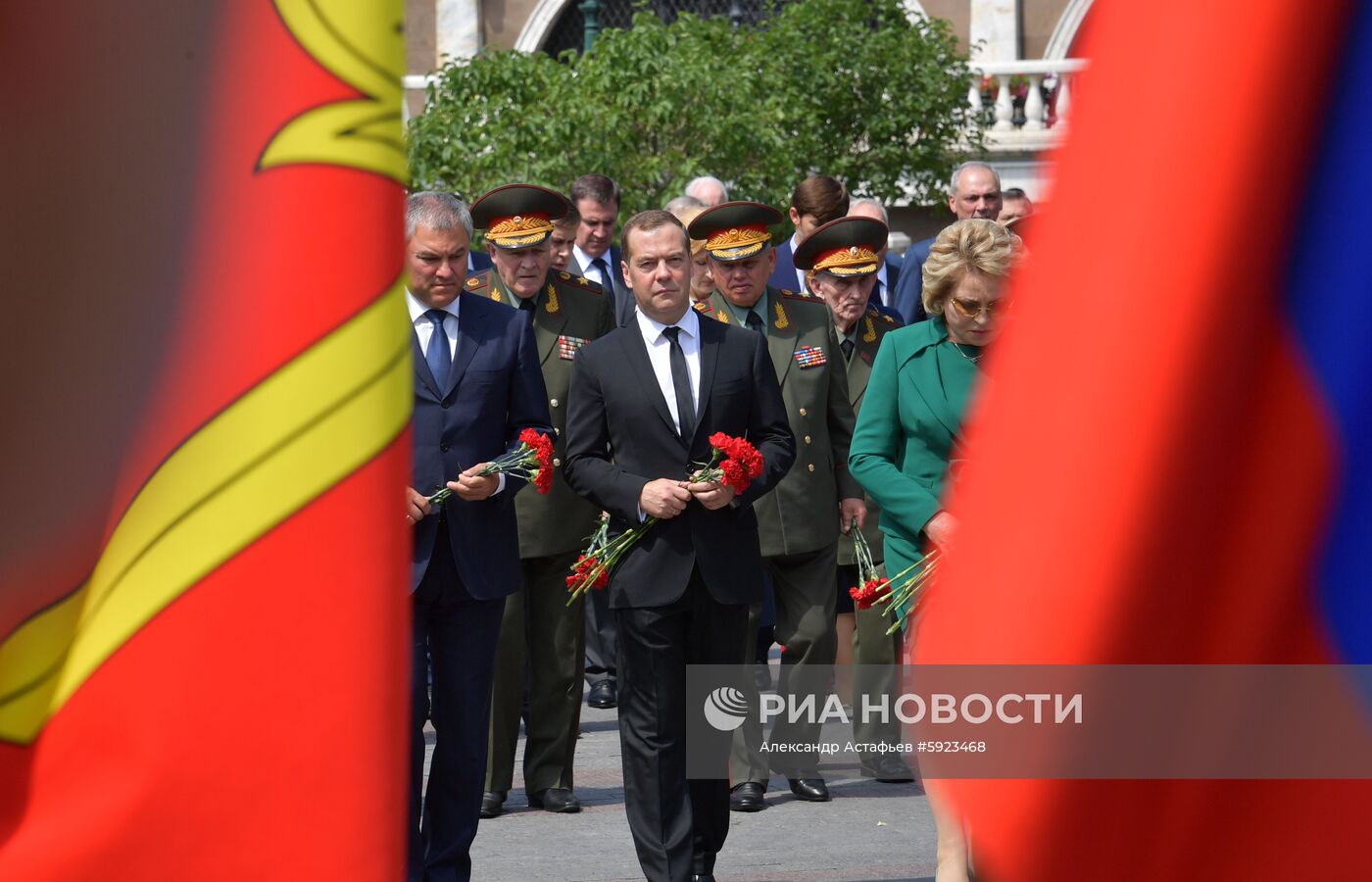 Президент РФ В. Путин и премьер-министр РФ Д. Медведев приняли участие в церемонии возложения венков к Могиле Неизвестного Солдата