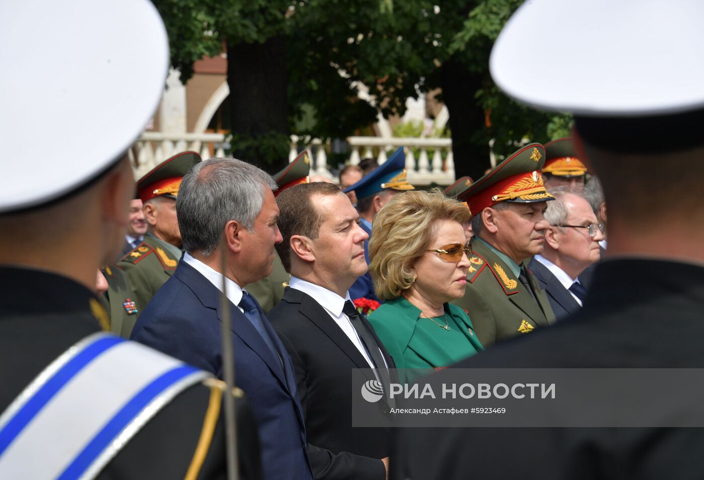 Президент РФ В. Путин и премьер-министр РФ Д. Медведев приняли участие в церемонии возложения венков к Могиле Неизвестного Солдата