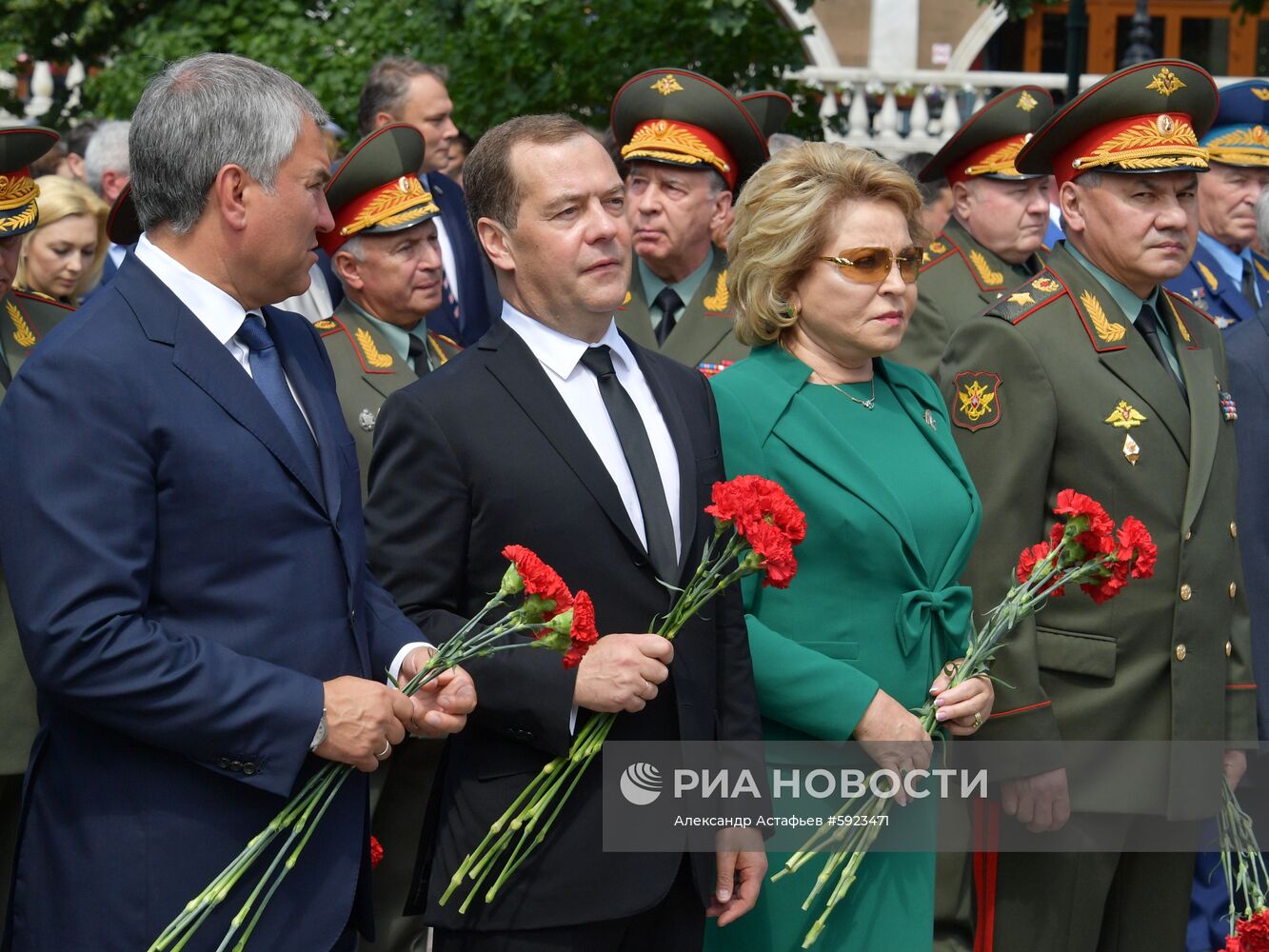 Президент РФ В. Путин и премьер-министр РФ Д. Медведев приняли участие в церемонии возложения венков к Могиле Неизвестного Солдата