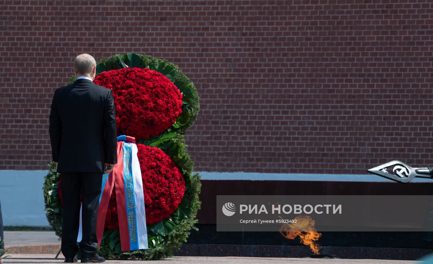 Президент РФ В. Путин и премьер-министр РФ Д. Медведев приняли участие в церемонии возложения венков к Могиле Неизвестного Солдата