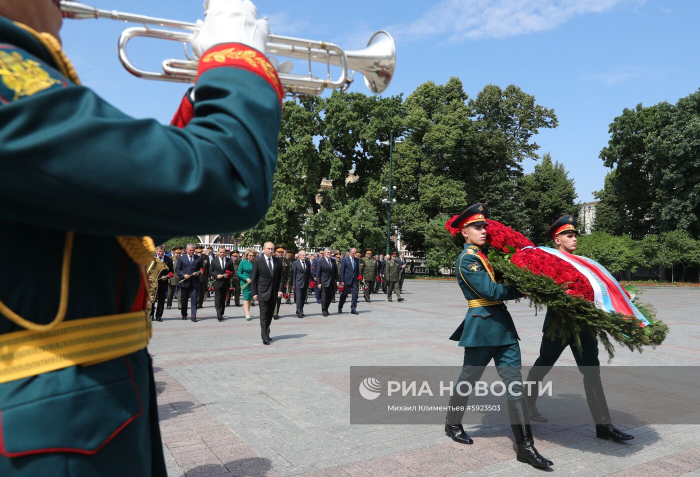 Президент РФ В. Путин и премьер-министр РФ Д. Медведев приняли участие в церемонии возложения венков к Могиле Неизвестного Солдата