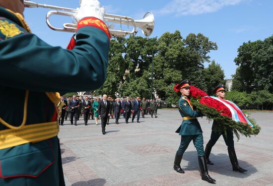 Президент РФ В. Путин и премьер-министр РФ Д. Медведев приняли участие в церемонии возложения венков к Могиле Неизвестного Солдата