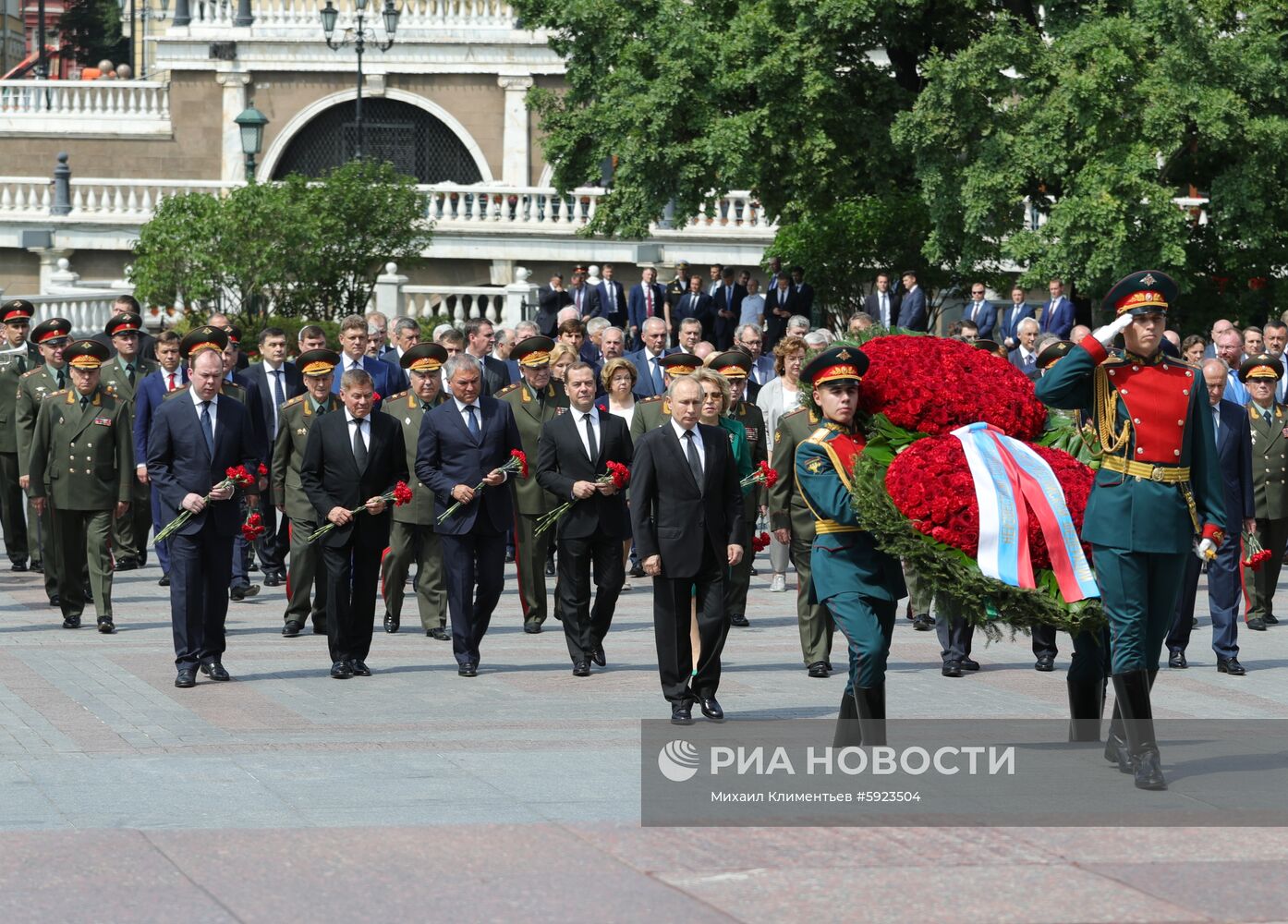 Президент РФ В. Путин и премьер-министр РФ Д. Медведев приняли участие в церемонии возложения венков к Могиле Неизвестного Солдата