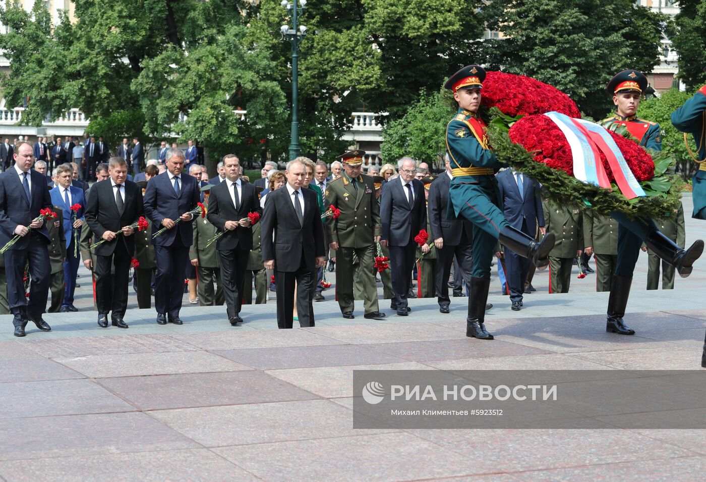 Президент РФ В. Путин и премьер-министр РФ Д. Медведев приняли участие в церемонии возложения венков к Могиле Неизвестного Солдата