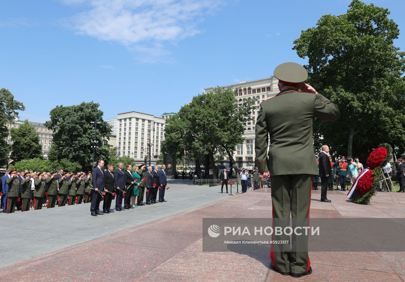 Президент РФ В. Путин и премьер-министр РФ Д. Медведев приняли участие в церемонии возложения венков к Могиле Неизвестного Солдата