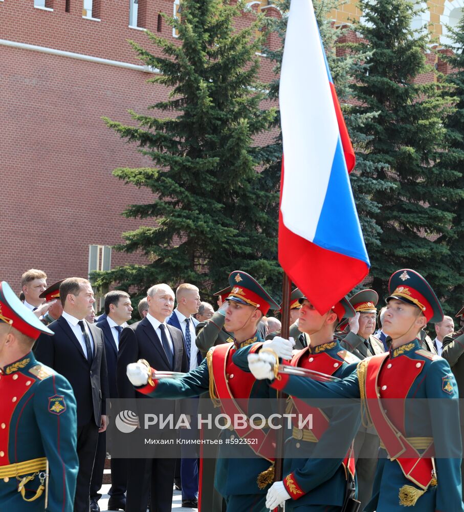 Президент РФ В. Путин и премьер-министр РФ Д. Медведев приняли участие в церемонии возложения венков к Могиле Неизвестного Солдата