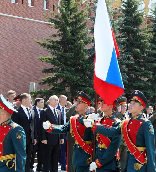 Президент РФ В. Путин и премьер-министр РФ Д. Медведев приняли участие в церемонии возложения венков к Могиле Неизвестного Солдата