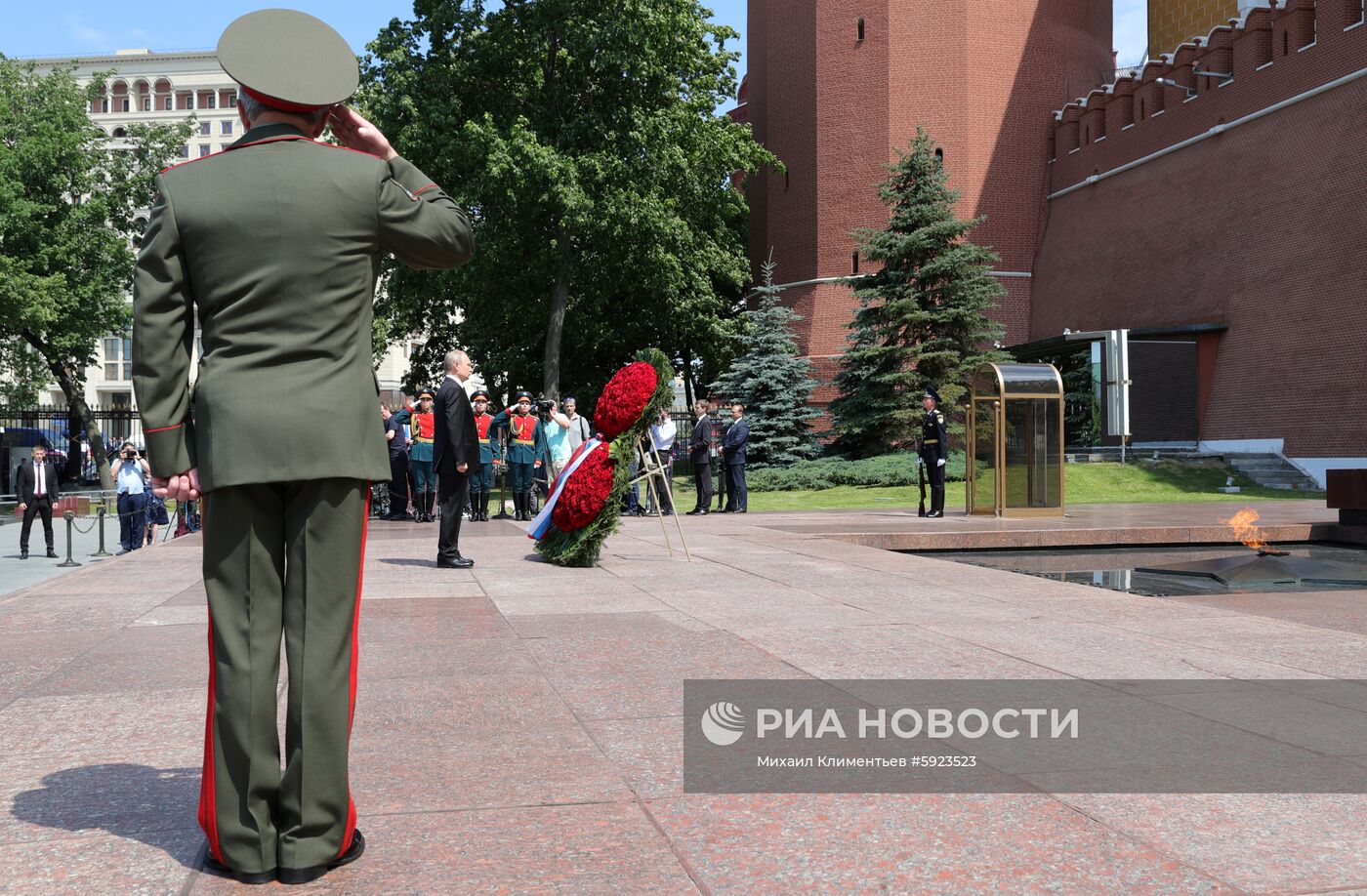 Президент РФ В. Путин и премьер-министр РФ Д. Медведев приняли участие в церемонии возложения венков к Могиле Неизвестного Солдата