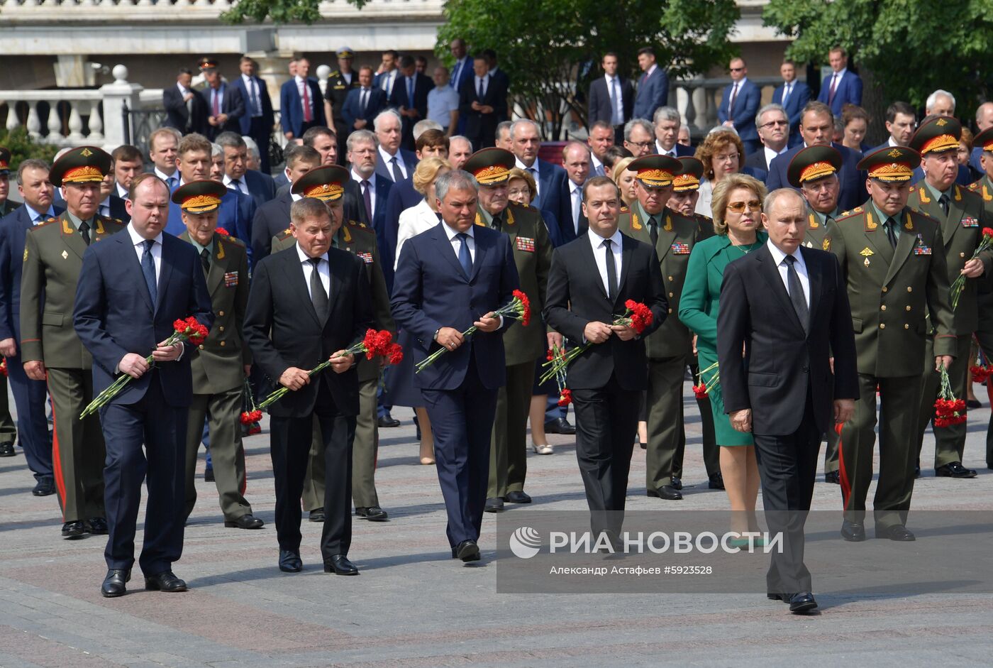 Президент РФ В. Путин и премьер-министр РФ Д. Медведев приняли участие в церемонии возложения венков к Могиле Неизвестного Солдата