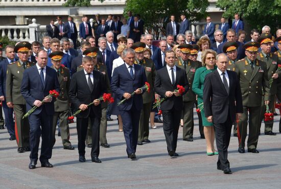 Президент РФ В. Путин и премьер-министр РФ Д. Медведев приняли участие в церемонии возложения венков к Могиле Неизвестного Солдата