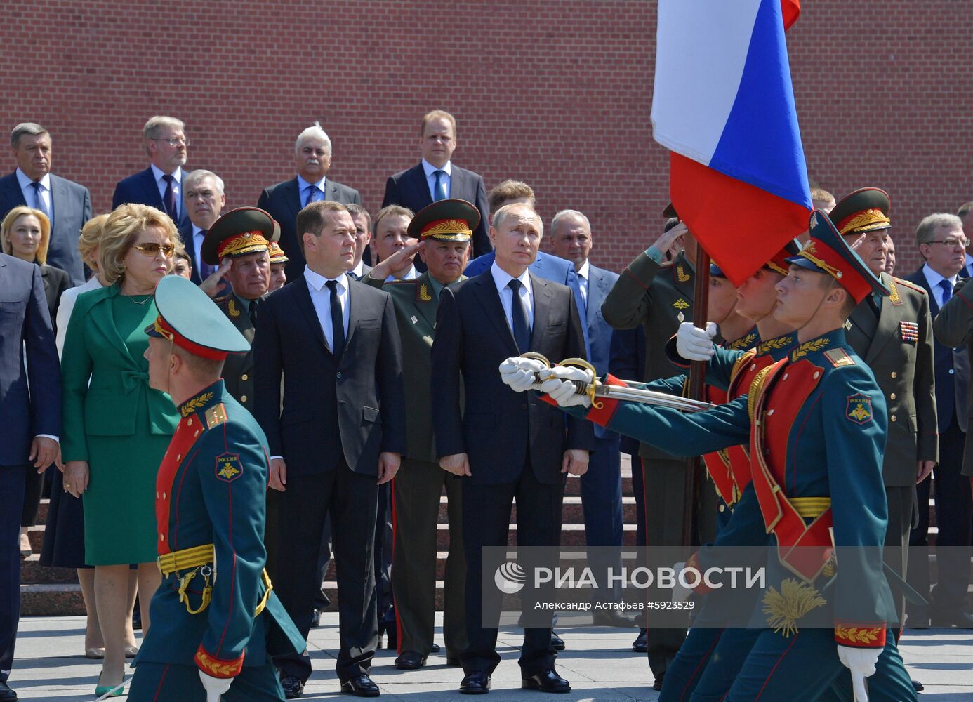 Президент РФ В. Путин и премьер-министр РФ Д. Медведев приняли участие в церемонии возложения венков к Могиле Неизвестного Солдата