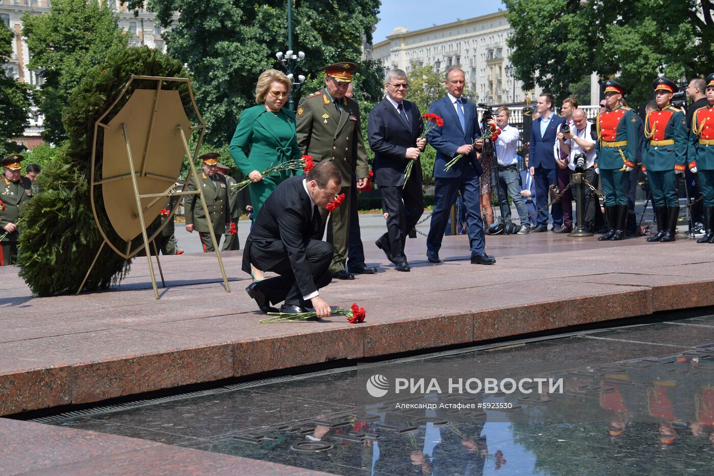 Президент РФ В. Путин и премьер-министр РФ Д. Медведев приняли участие в церемонии возложения венков к Могиле Неизвестного Солдата