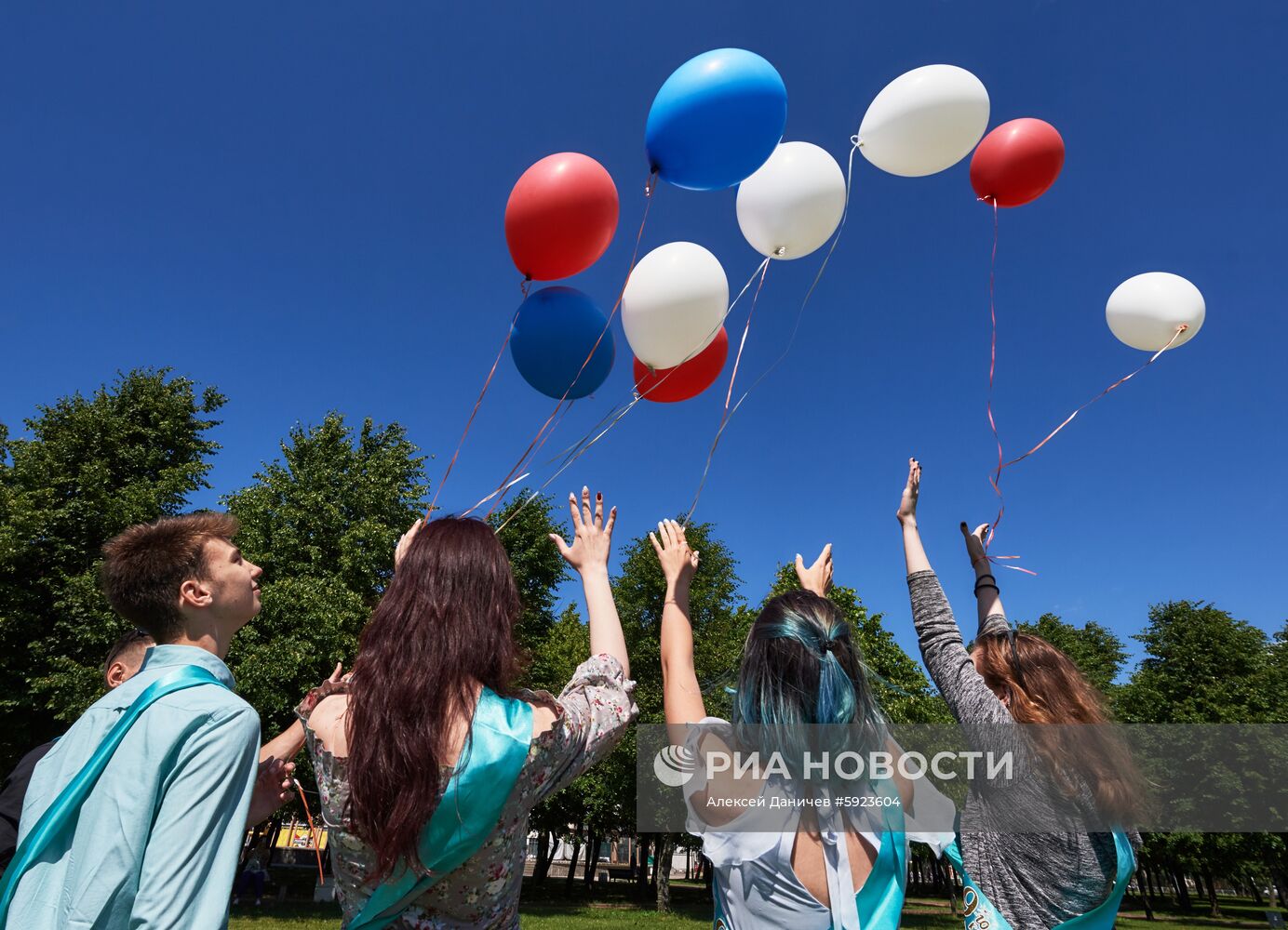 Празднование школьных выпускных в городах России