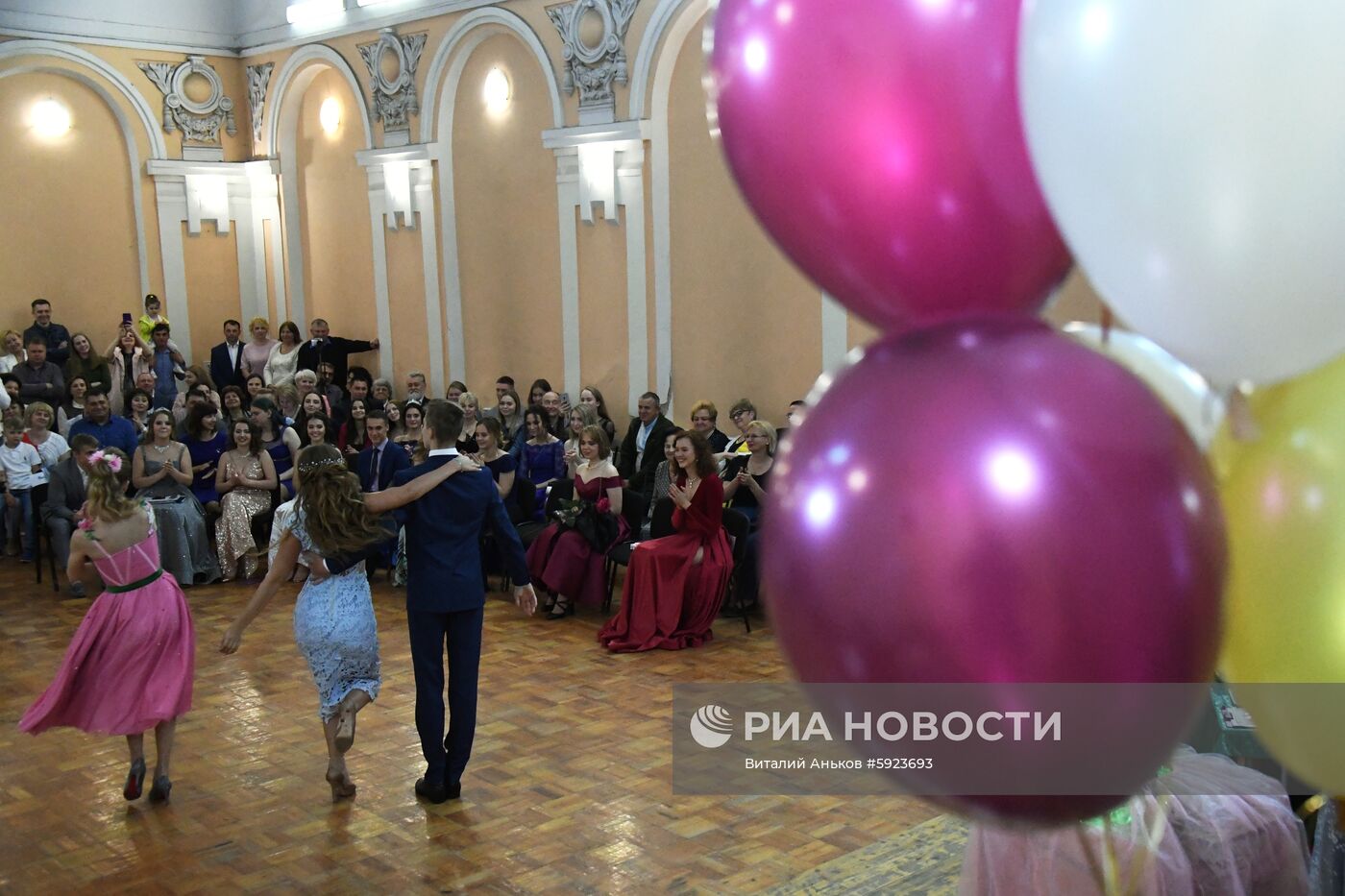 Празднование школьных выпускных в городах России