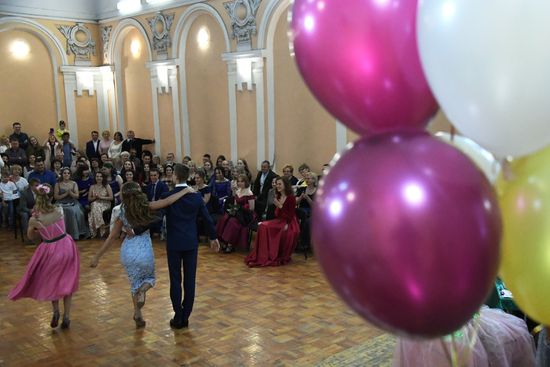Празднование школьных выпускных в городах России