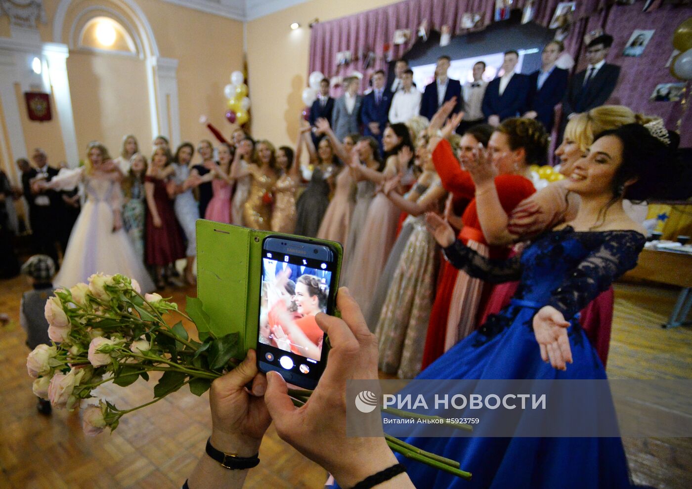 Празднование школьных выпускных в городах России