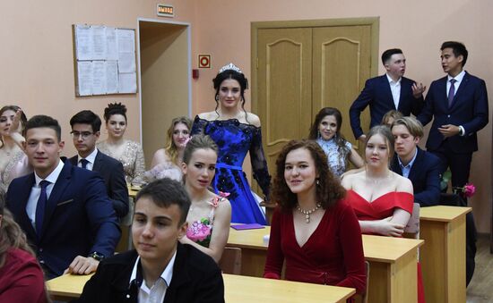 Празднование школьных выпускных в городах России