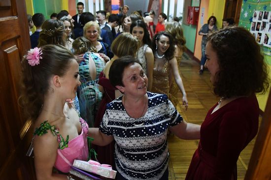 Празднование школьных выпускных в городах России