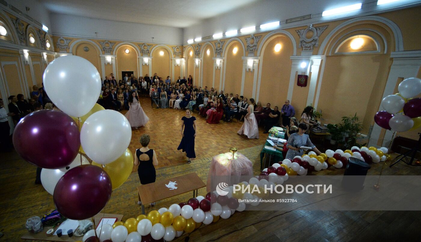 Выпускной вечер в средней общеобразовательной школе № 9 Владивостока с углублённым изучением китайского языка. Место: Россия, Приморский край, Владивосток. Автор: Виталий Аньков/РИА Новости. Празднование школьных выпускных в городах России