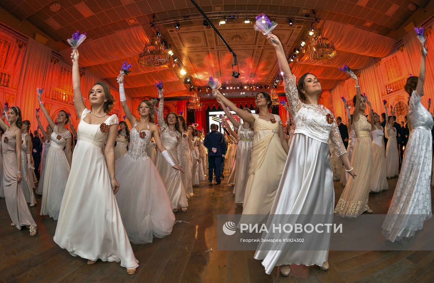 Празднование школьных выпускных в городах России