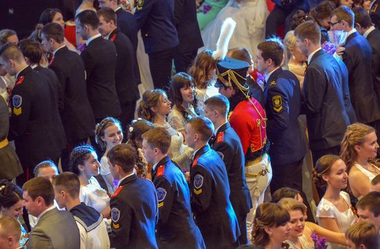 Празднование школьных выпускных в городах России