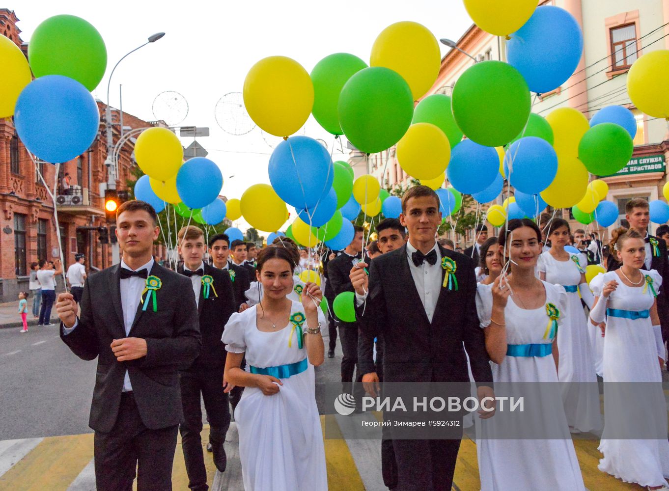 Празднование школьных выпускных в городах России