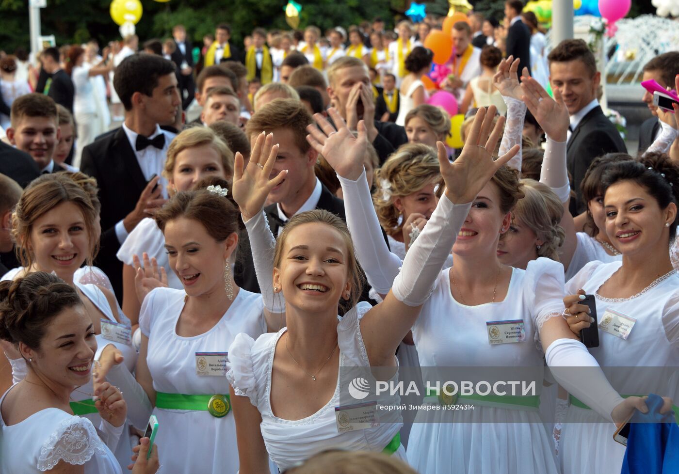 Празднование школьных выпускных в городах России