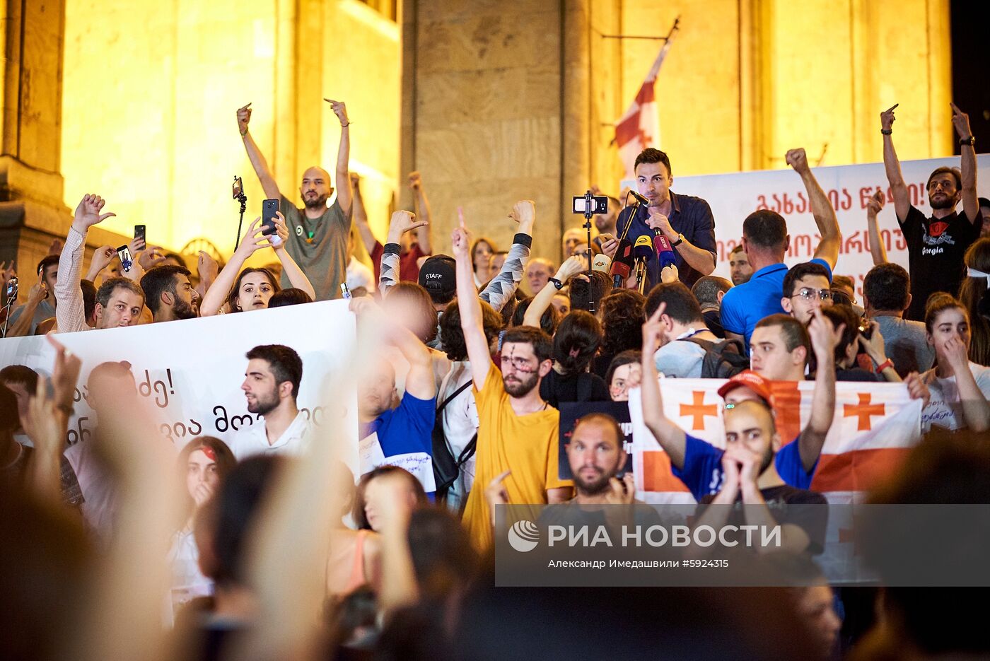 Акции протеста у здания парламента Грузии