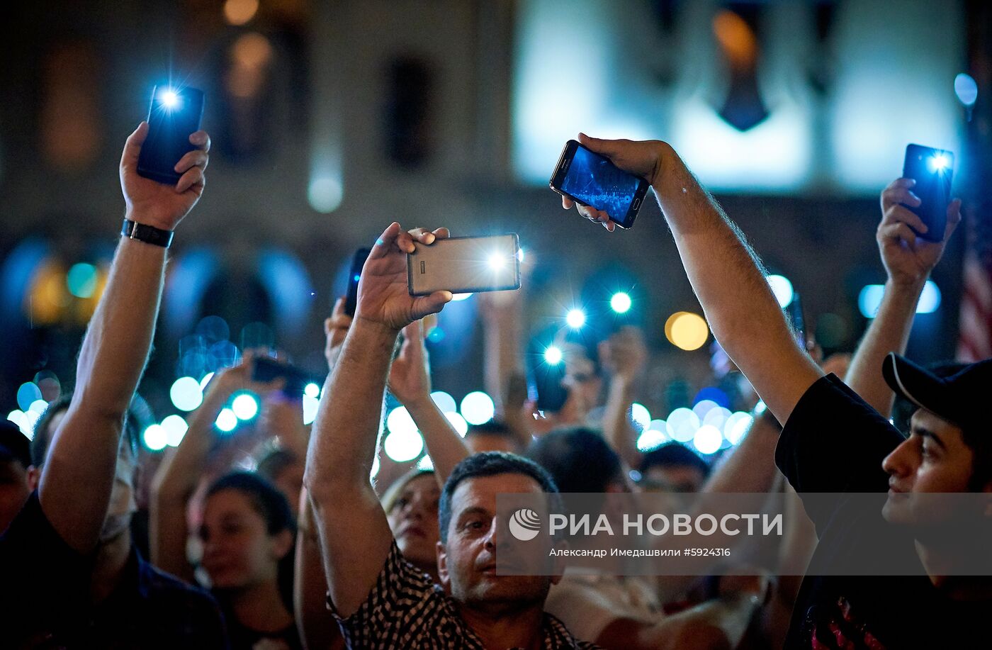 Акции протеста у здания парламента Грузии