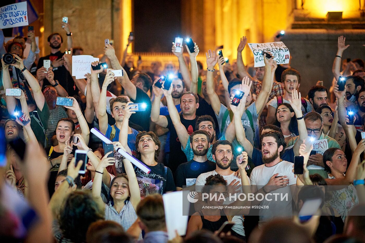 Акции протеста у здания парламента Грузии