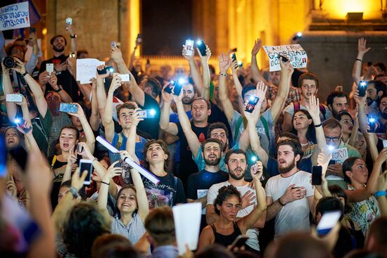 Акции протеста у здания парламента Грузии