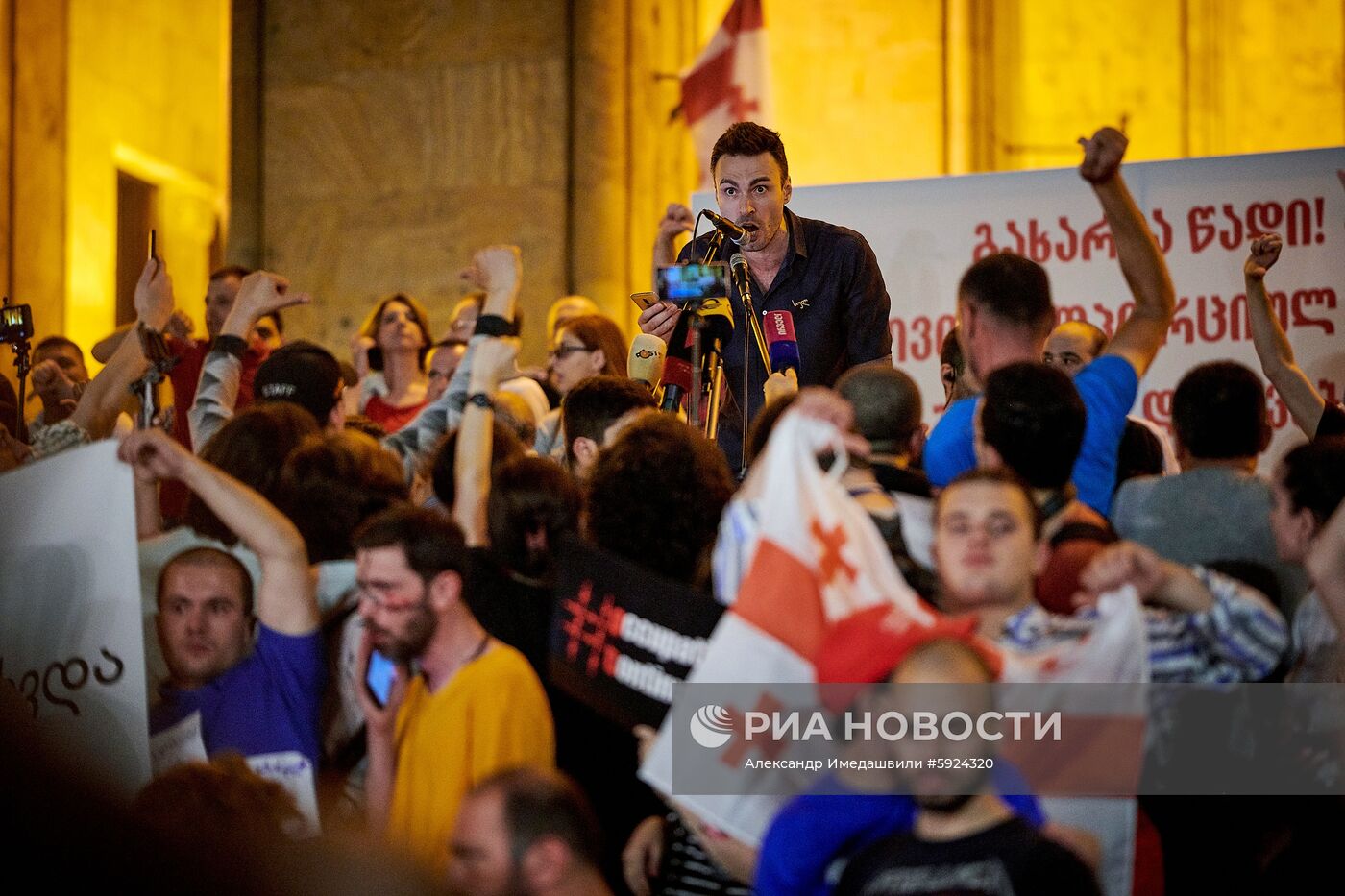 Акции протеста у здания парламента Грузии