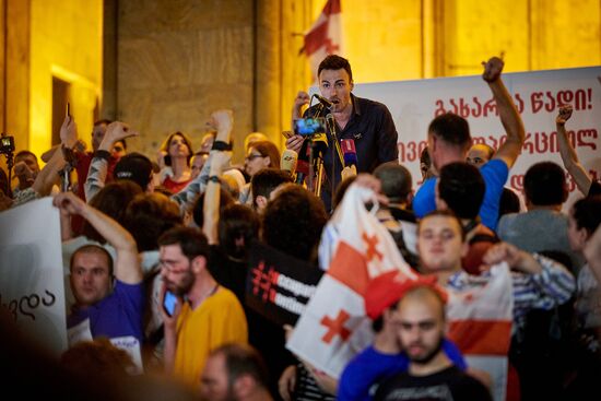 Акции протеста у здания парламента Грузии