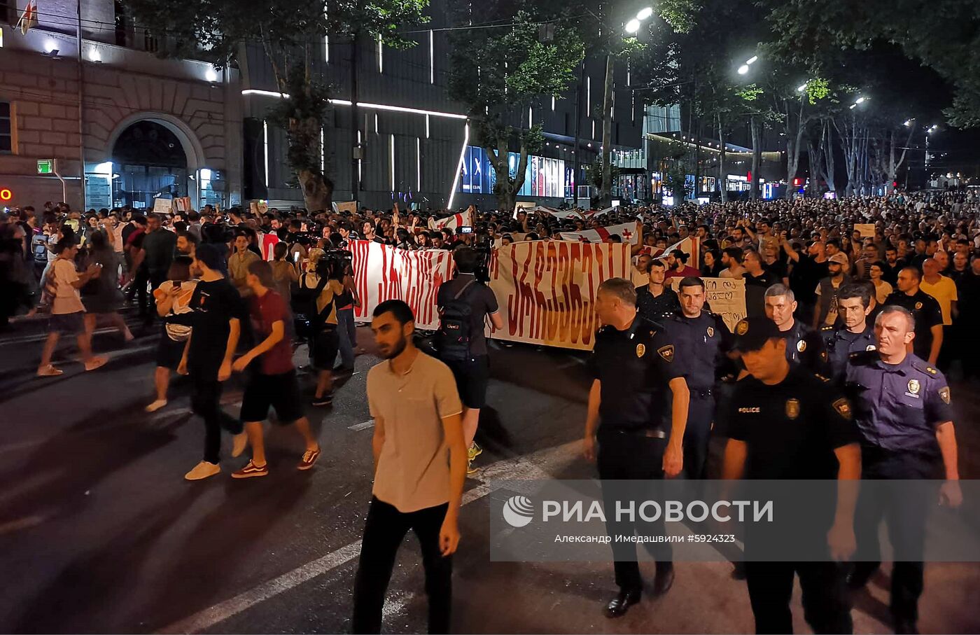 Акции протеста у здания парламента Грузии