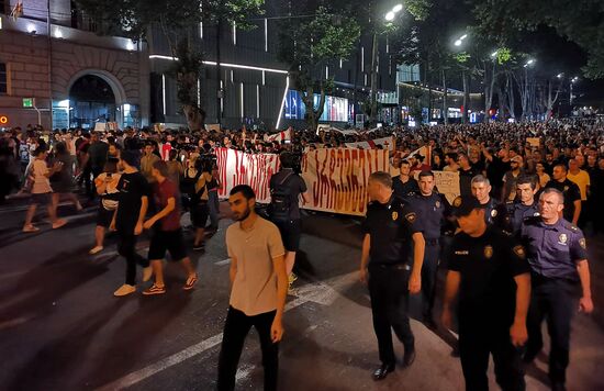 Акции протеста у здания парламента Грузии