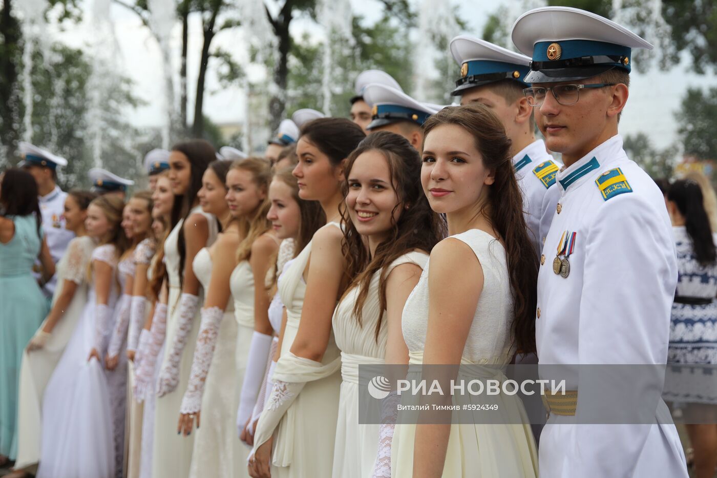 Празднование школьных выпускных в городах России