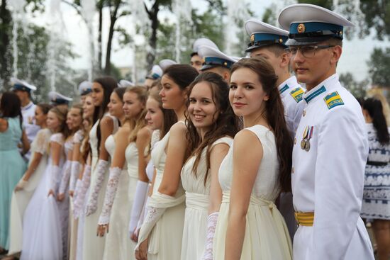 Празднование школьных выпускных в городах России