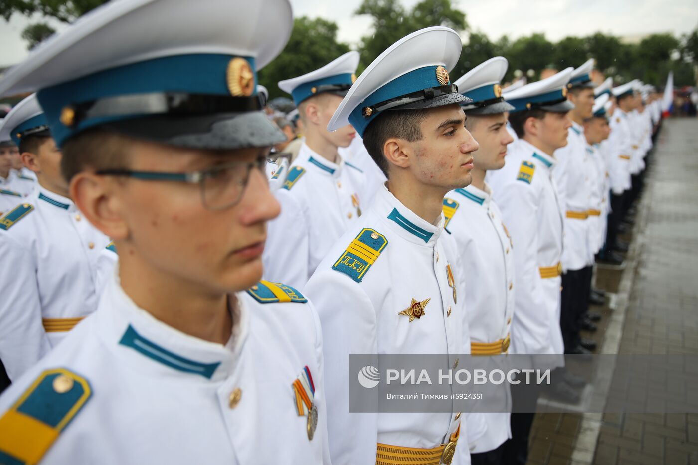 Празднование школьных выпускных в городах России