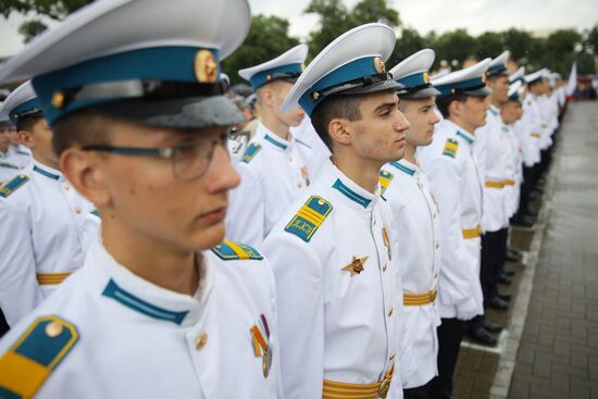 Празднование школьных выпускных в городах России