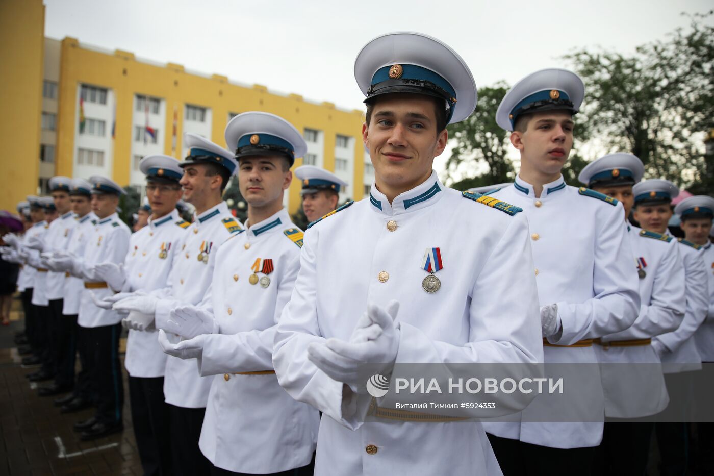 Празднование школьных выпускных в городах России