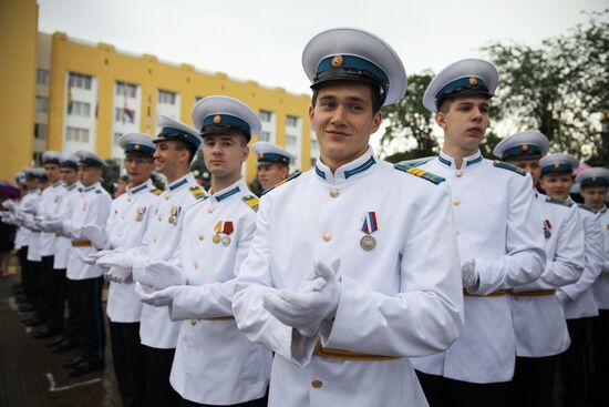 Празднование школьных выпускных в городах России