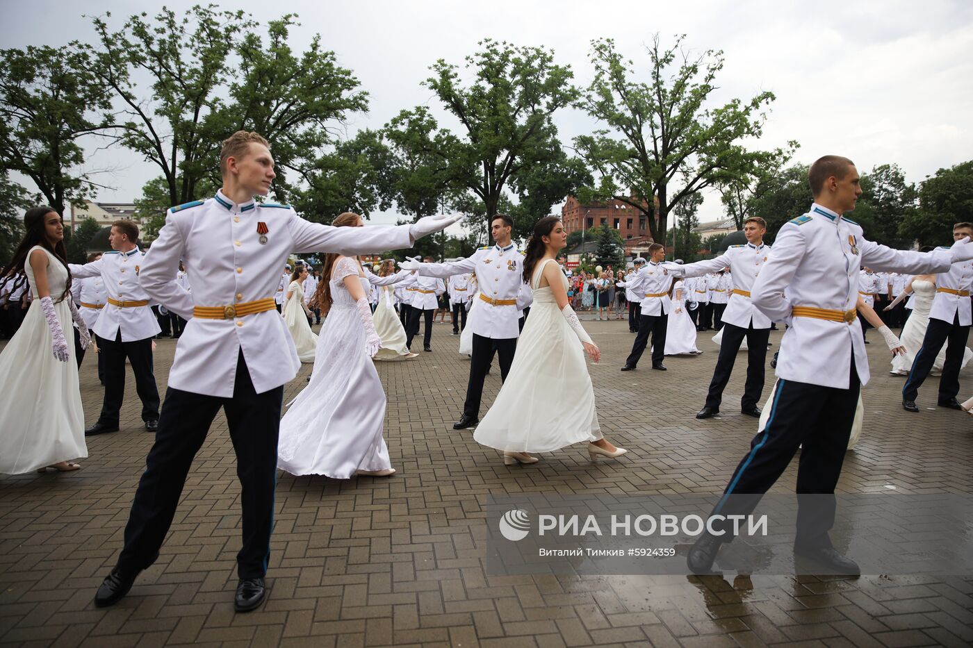 Празднование школьных выпускных в городах России