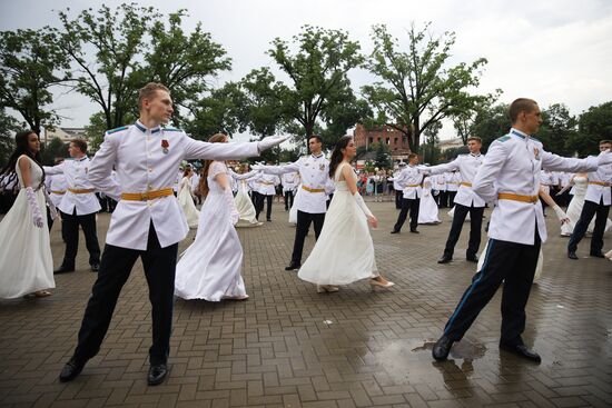 Празднование школьных выпускных в городах России