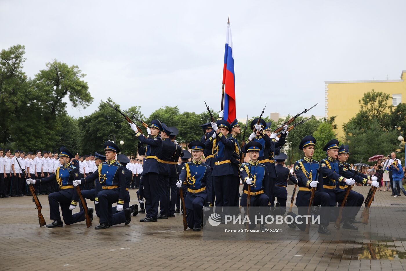 Празднование школьных выпускных в городах России