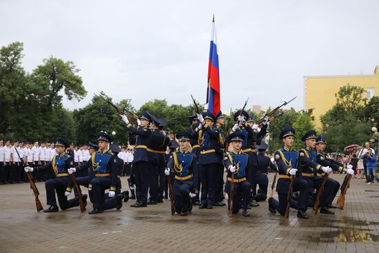 Празднование школьных выпускных в городах России