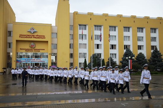 Празднование школьных выпускных в городах России
