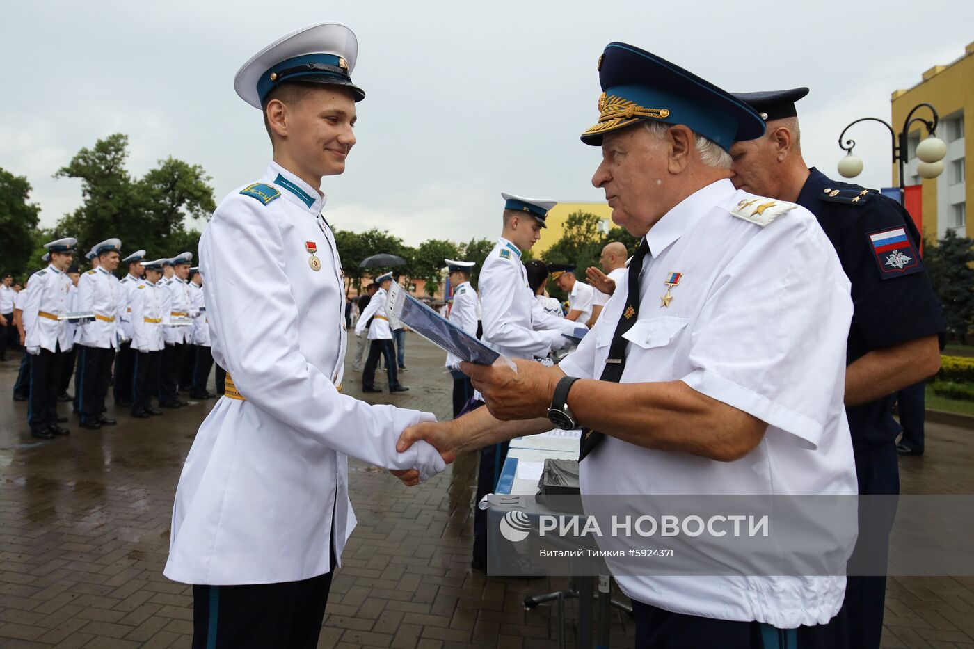 Празднование школьных выпускных в городах России