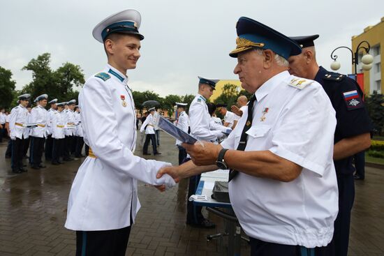 Празднование школьных выпускных в городах России
