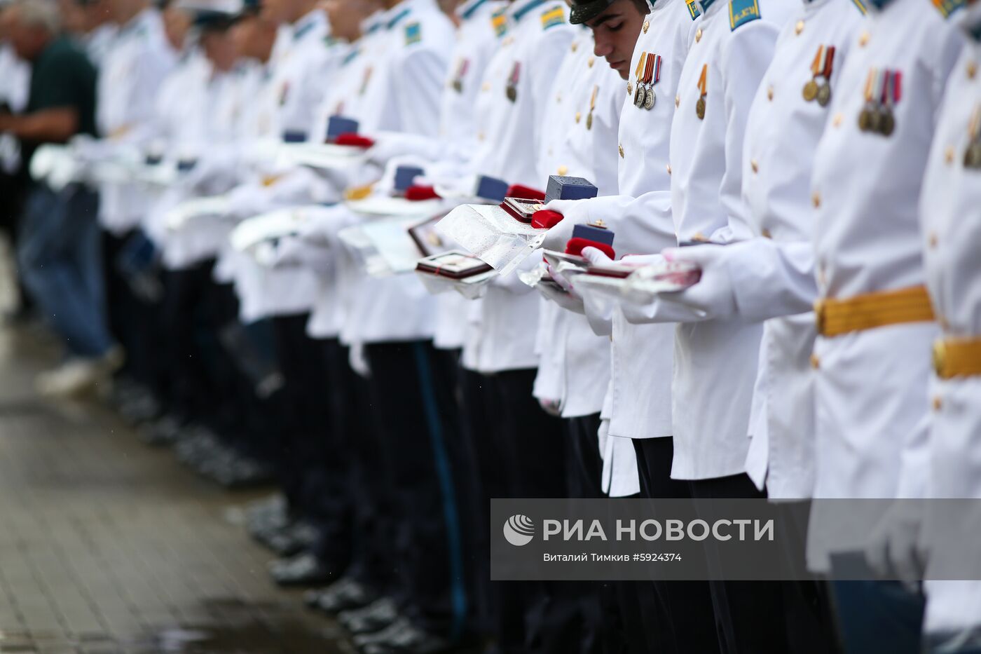 Празднование школьных выпускных в городах России